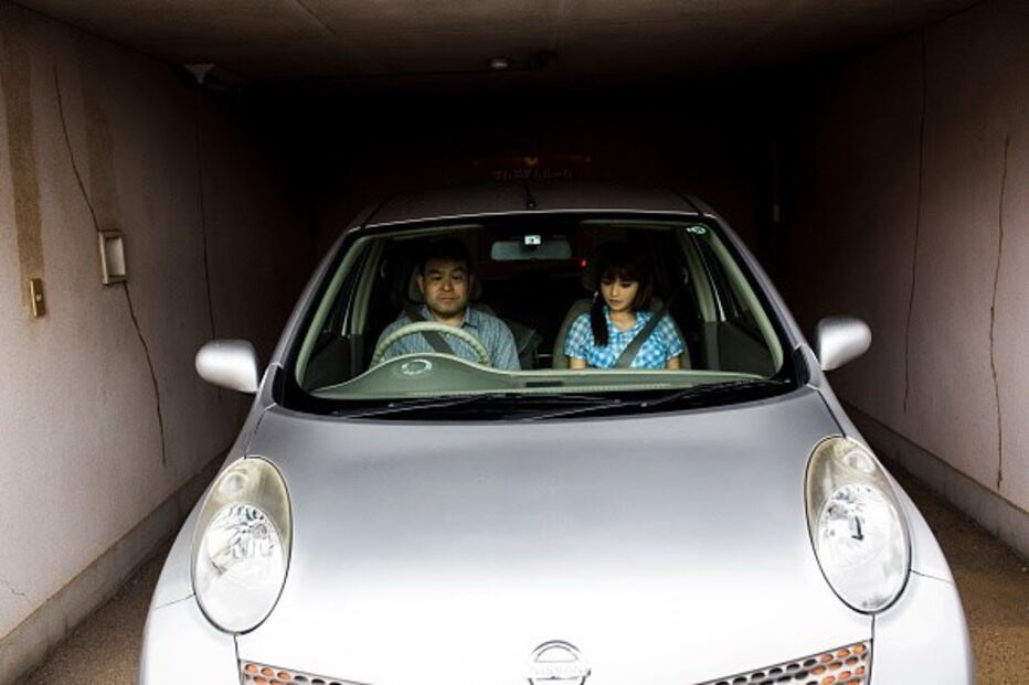 Masayuki Ozaki com a boneca Mayu