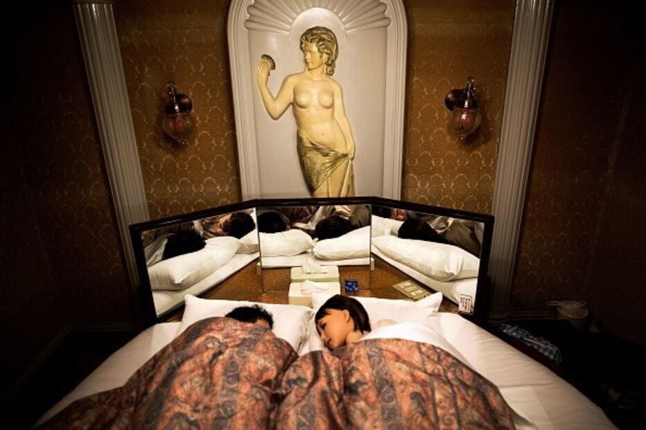 Masayuki Ozaki com a boneca Mayu