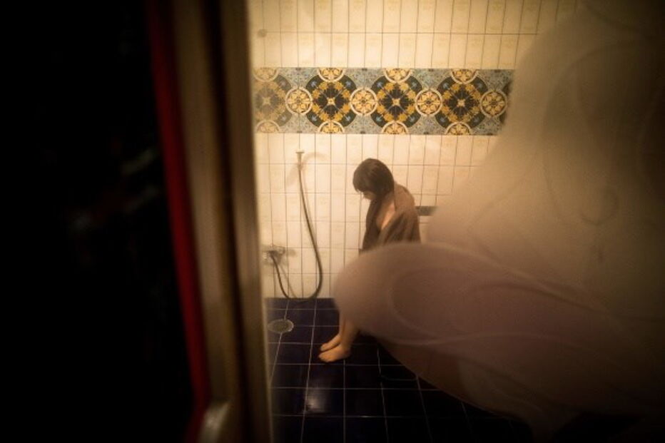 Masayuki Ozaki com a boneca Mayu