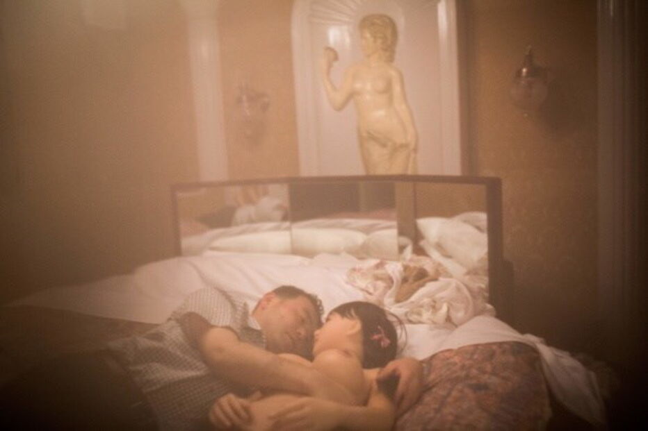 Masayuki Ozaki com a boneca Mayu