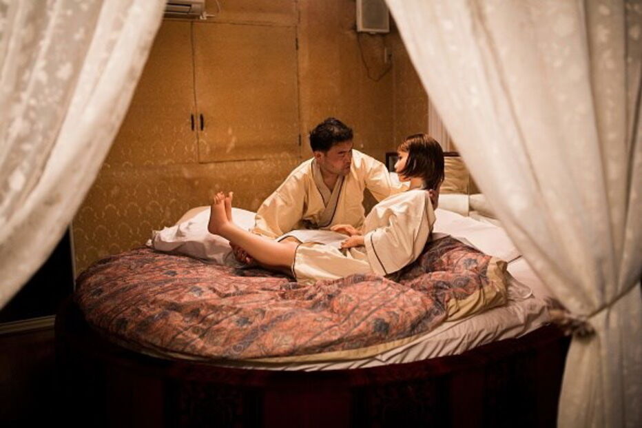 Masayuki Ozaki com a boneca Mayu