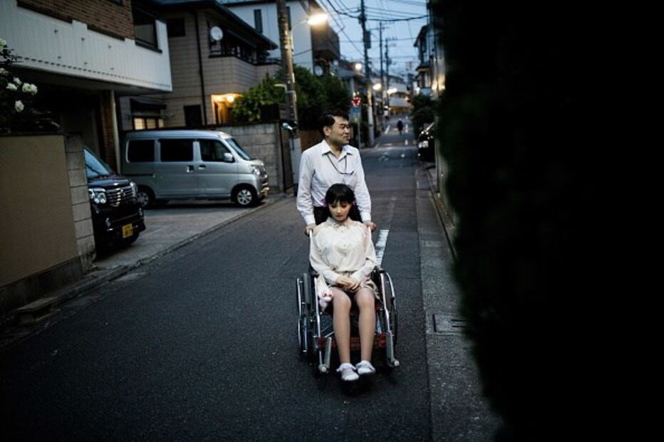Masayuki Ozaki com a boneca Mayu
