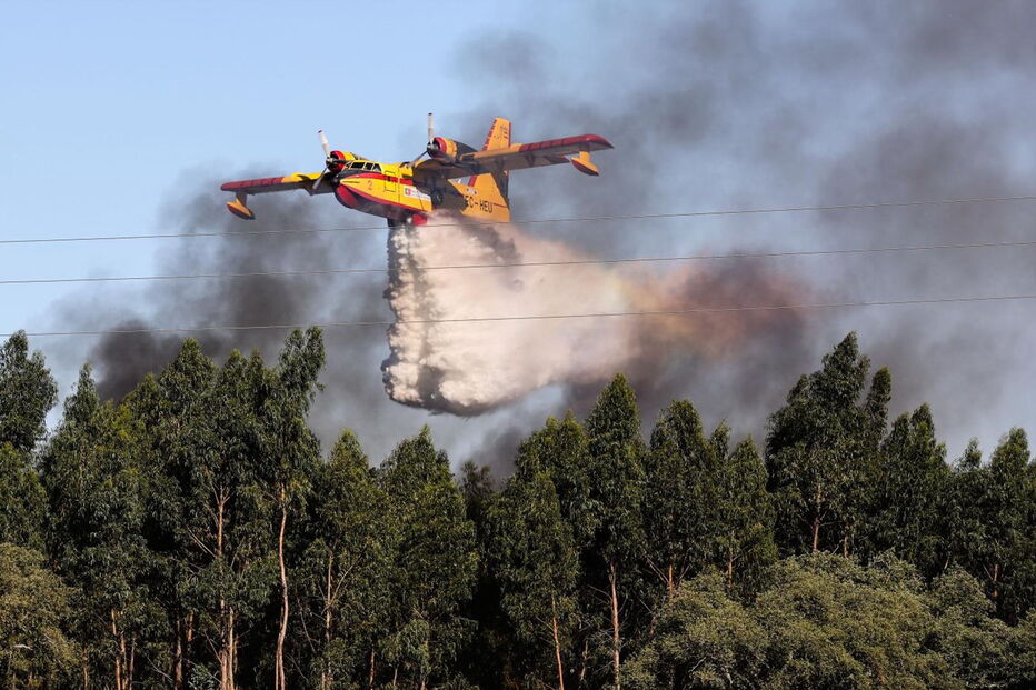 Avião de combate a fogos Canadair em ação
