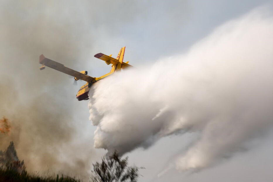 Avião de combate a fogos Canadair em ação