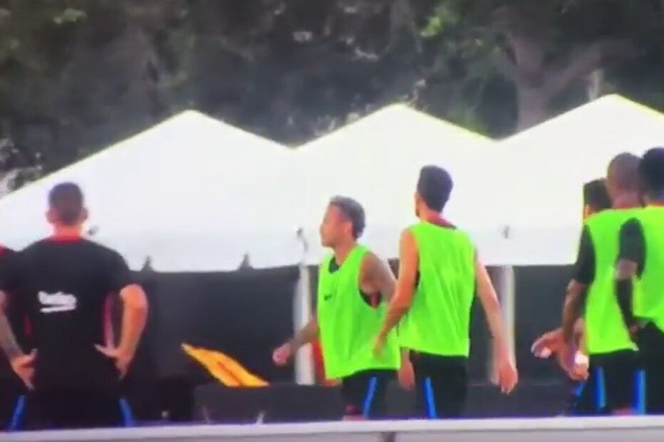 Depois da 'brincadeira' Neymar abandonou o treino, visivelmente irritado