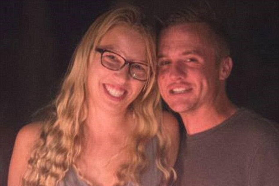 Carlos invadiu casa de Logan Pierce e Mikaela DiGiulio para fazer sexo