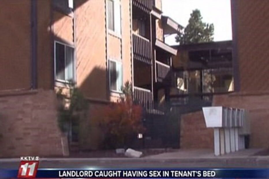 Carlos invadiu casa de Logan Pierce e Mikaela DiGiulio para fazer sexo