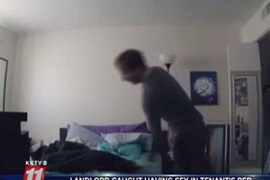 Carlos invadiu casa de Logan Pierce e Mikaela DiGiulio para fazer sexo