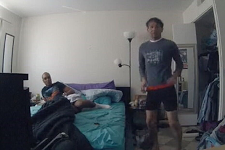 Carlos invadiu casa de Logan Pierce e Mikaela DiGiulio para fazer sexo