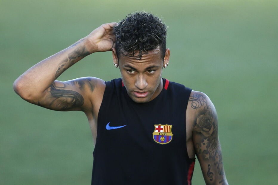 Neymar, jogador do Barcelona, é apontado ao Paris Saint Germain