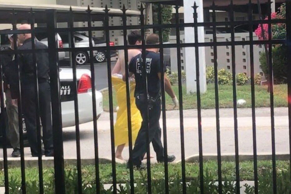 Alexander Sperber, de 25 anos andou a distribuir o dinheiro que roubou num banco nas ruas, todo nu