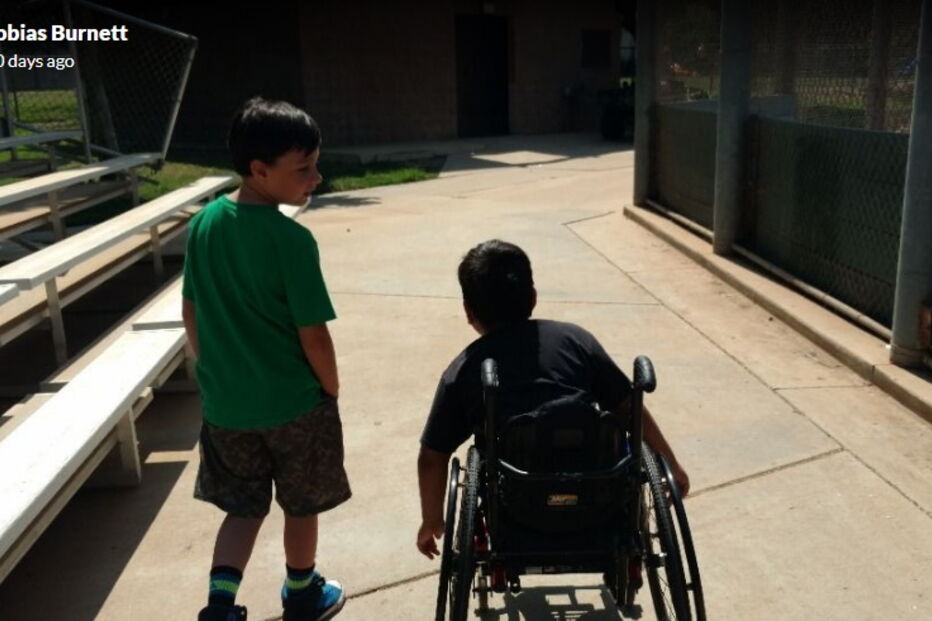 Angaria dinheiro para comprar cadeira de rodas ao melhor amigo