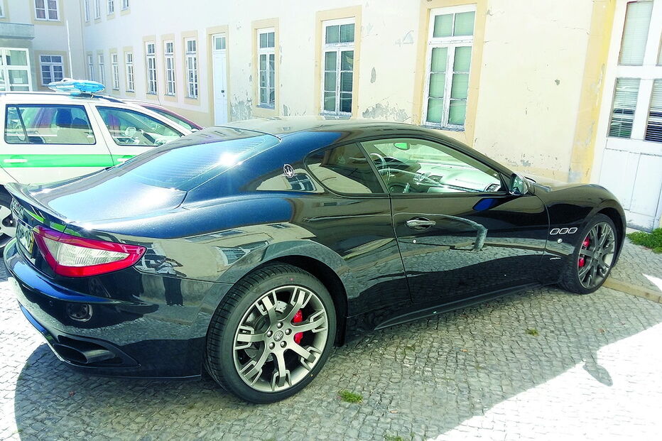 Maserati em que o suspeito luso-francês circulava, em Ílhavo, foi apreendido pela Guarda Nacional Republicana 