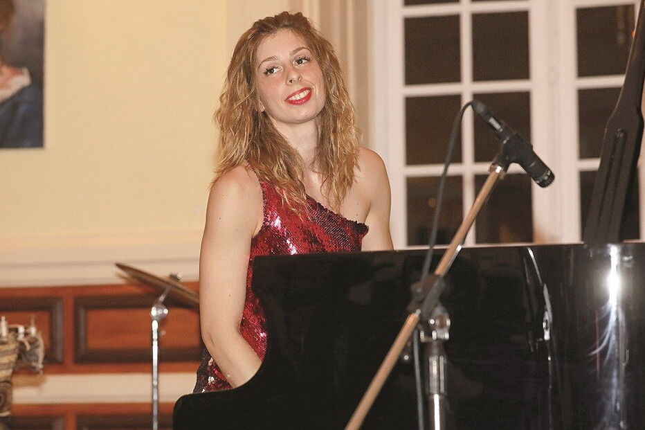 Teresa da Palma Pereira, no piano, foi uma das artistas que atuaram