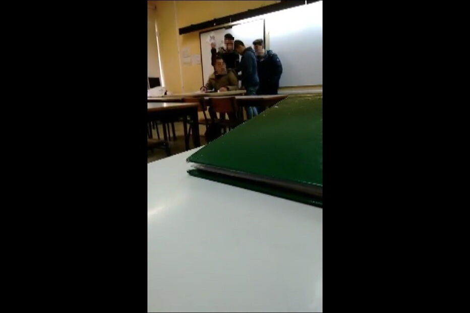 Alunos filmaram com um telemóvel as aulas de Filosofia em que é visível o assédio e agressões ao professor. Ouvem-se os alunos a rir e a gozar, enquanto um grupo simula que está a ter relações sexuais com o docente encostado a uma mesa 