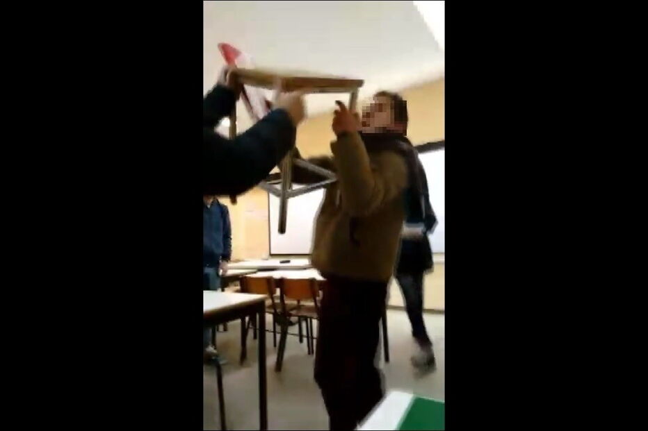 Alunos filmaram com um telemóvel as aulas de Filosofia em que é visível o assédio e agressões ao professor. Ouvem-se os alunos a rir e a gozar, enquanto um grupo simula que está a ter relações sexuais com o docente encostado a uma mesa 