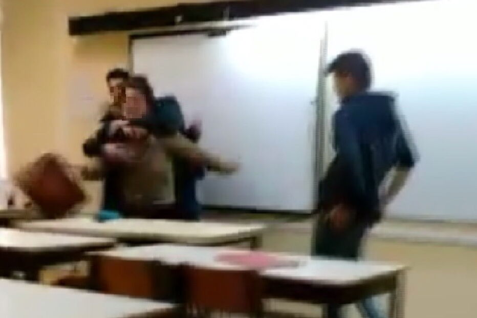 Alunos filmaram com um telemóvel as aulas de Filosofia em que é visível o assédio e agressões ao professor. Ouvem-se os alunos a rir e a gozar, enquanto um grupo simula que está a ter relações sexuais com o docente encostado a uma mesa 