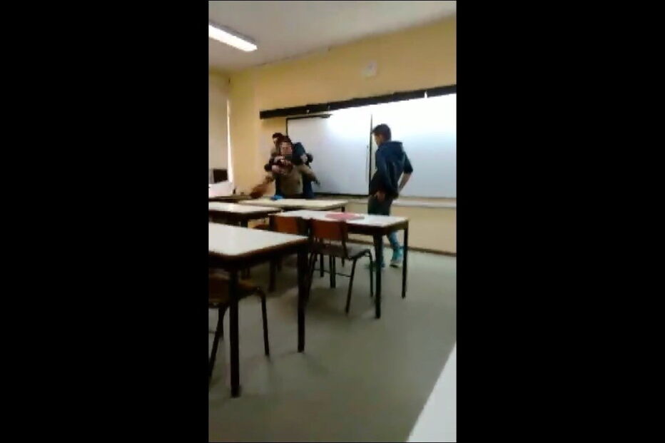 Alunos filmaram com um telemóvel as aulas de Filosofia em que é visível o assédio e agressões ao professor. Ouvem-se os alunos a rir e a gozar, enquanto um grupo simula que está a ter relações sexuais com o docente encostado a uma mesa 