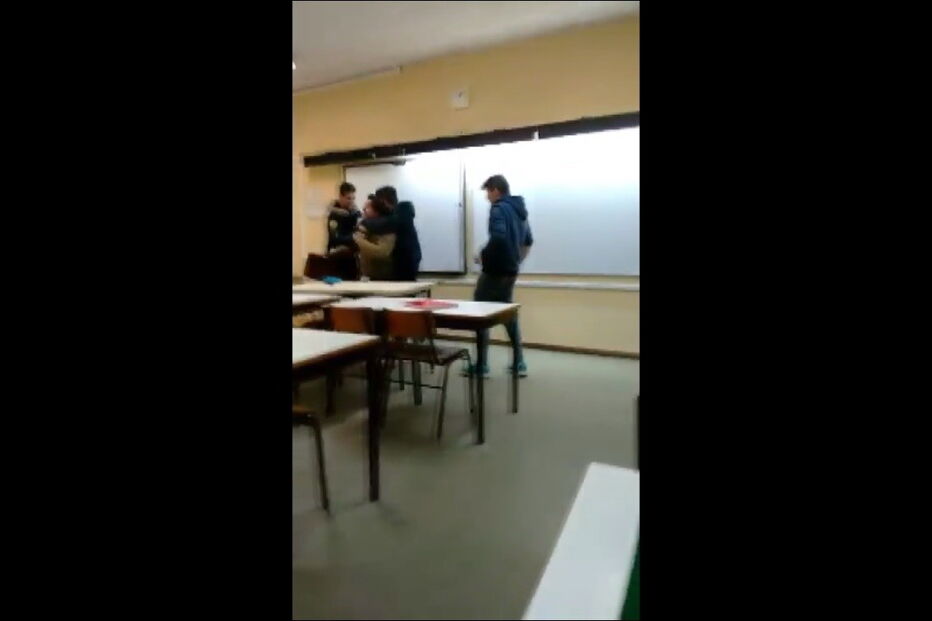 Alunos filmaram com um telemóvel as aulas de Filosofia em que é visível o assédio e agressões ao professor. Ouvem-se os alunos a rir e a gozar, enquanto um grupo simula que está a ter relações sexuais com o docente encostado a uma mesa 