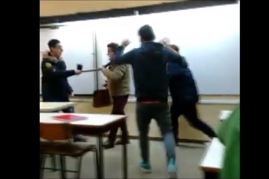 Alunos filmaram com um telemóvel as aulas de Filosofia em que é visível o assédio e agressões ao professor. Ouvem-se os alunos a rir e a gozar, enquanto um grupo simula que está a ter relações sexuais com o docente encostado a uma mesa 