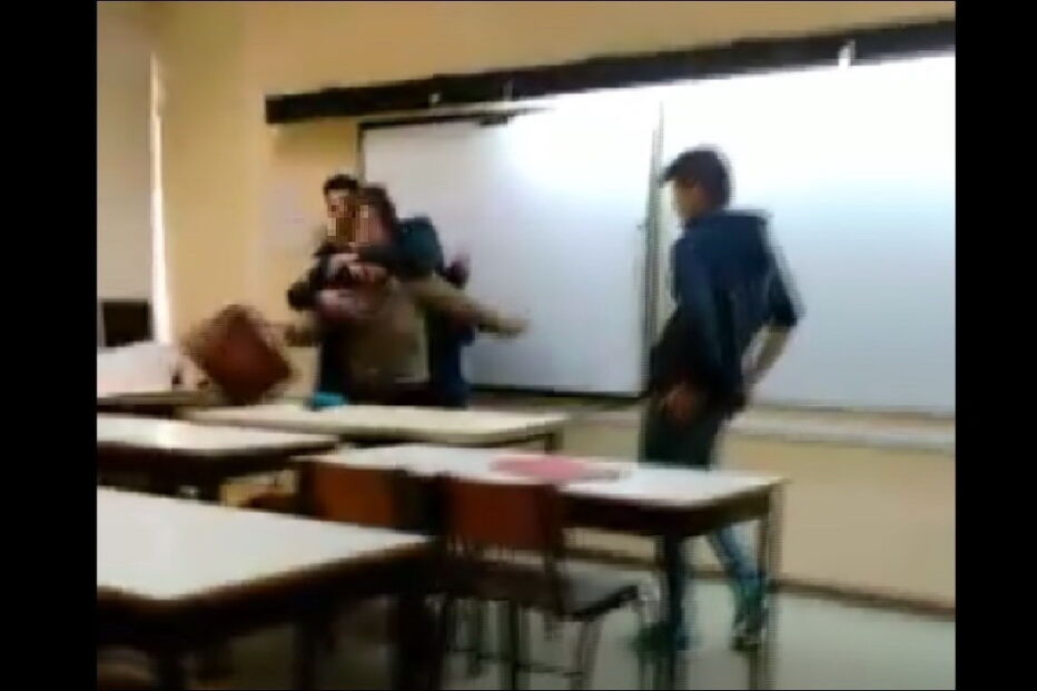 Alunos filmaram com um telemóvel as aulas de Filosofia em que é visível o assédio e agressões ao professor. Ouvem-se os alunos a rir e a gozar, enquanto um grupo simula que está a ter relações sexuais com o docente encostado a uma mesa 