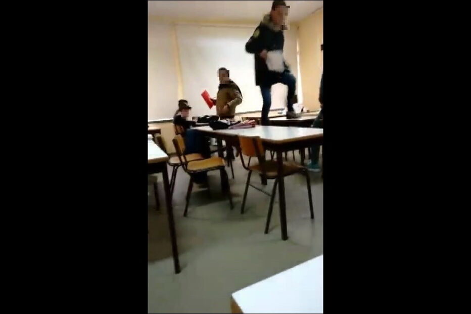 Alunos filmaram com um telemóvel as aulas de Filosofia em que é visível o assédio e agressões ao professor. Ouvem-se os alunos a rir e a gozar, enquanto um grupo simula que está a ter relações sexuais com o docente encostado a uma mesa 