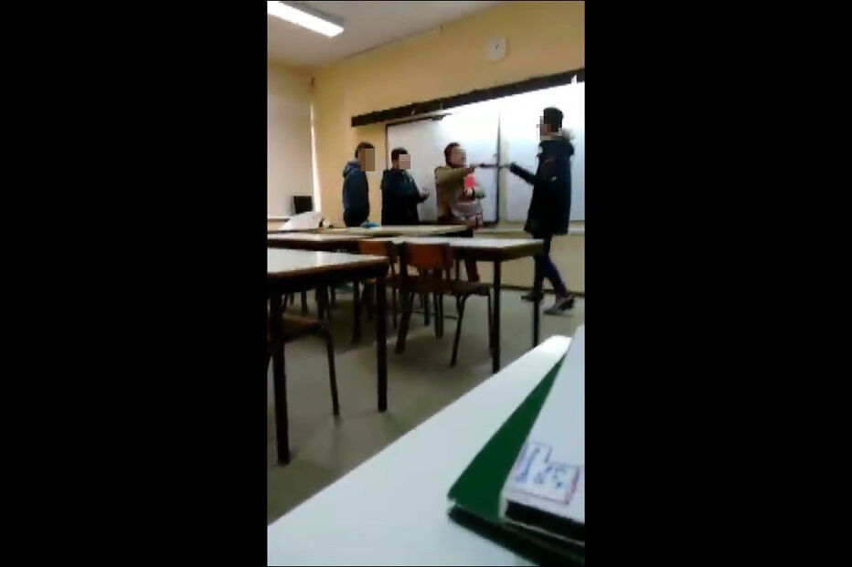 Alunos filmaram com um telemóvel as aulas de Filosofia em que é visível o assédio e agressões ao professor. Ouvem-se os alunos a rir e a gozar, enquanto um grupo simula que está a ter relações sexuais com o docente encostado a uma mesa 