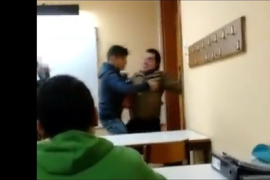 Alunos filmaram com um telemóvel as aulas de Filosofia em que é visível o assédio e agressões ao professor. Ouvem-se os alunos a rir e a gozar, enquanto um grupo simula que está a ter relações sexuais com o docente encostado a uma mesa 