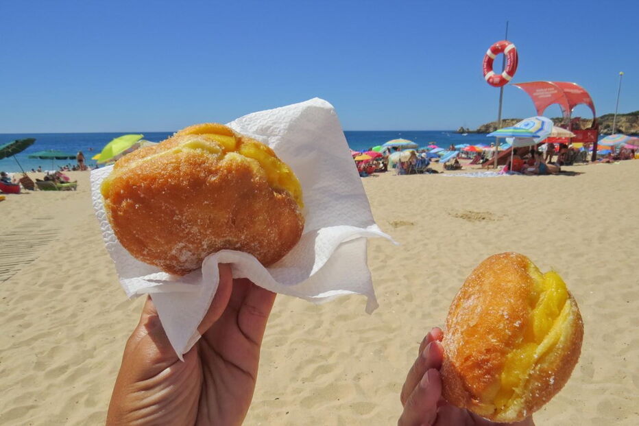 Bolas de Berlim na praia