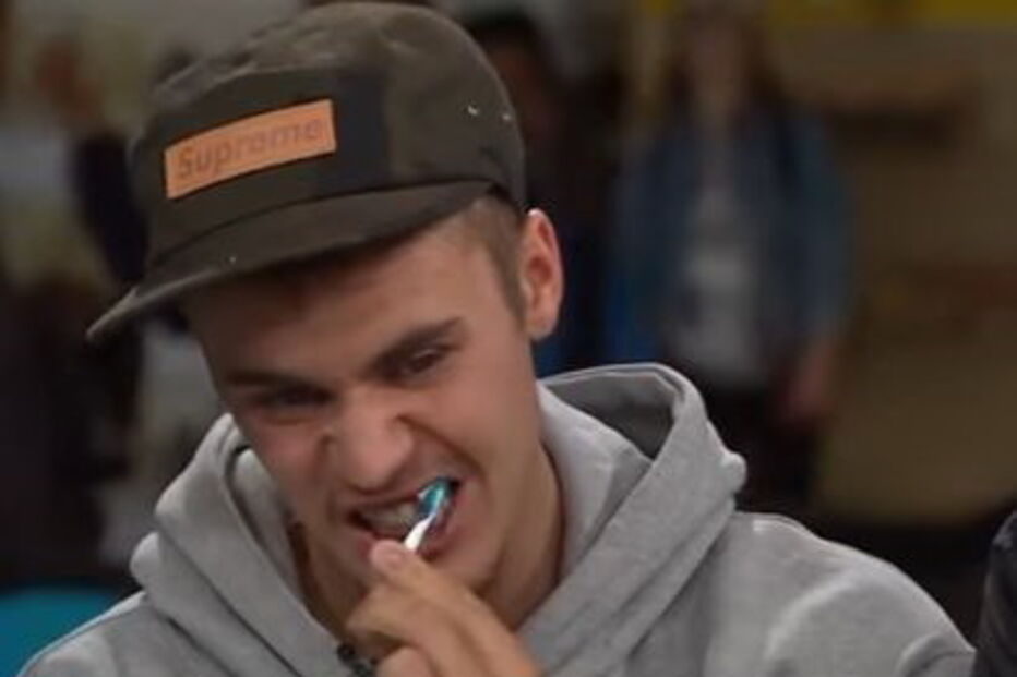 Justin Bieber escova os dentes a meio de entrevista em igreja