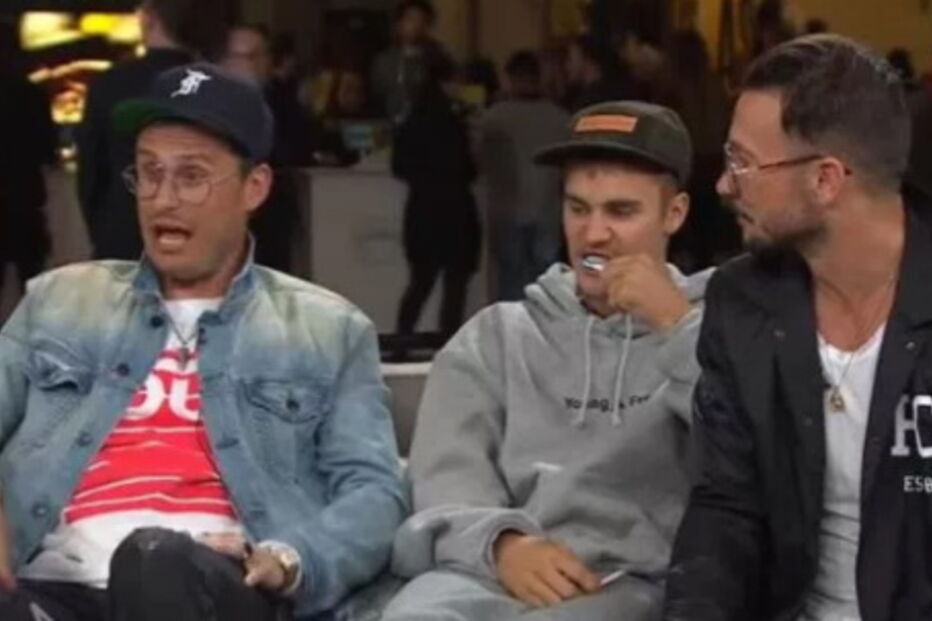 Justin Bieber escova os dentes a meio de entrevista em igreja