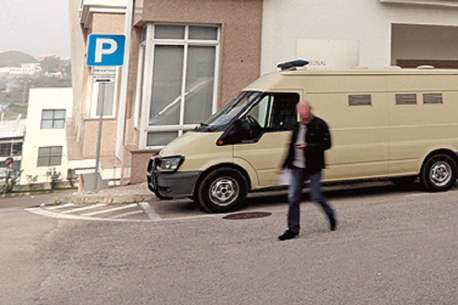 Assistente operacional foi chamado ao tribunal e confirmou banhos frios a uma dezena de alunos