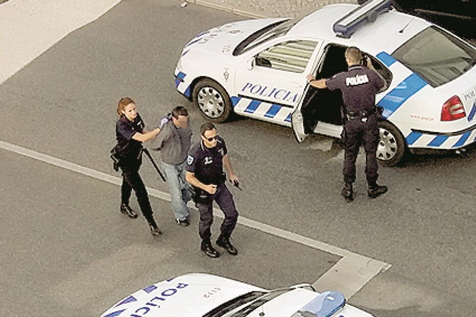 Imagens exclusiva do momento em que um dos assaltantes é acompanhado por uma agente da PSP até ao carro-patrulha 