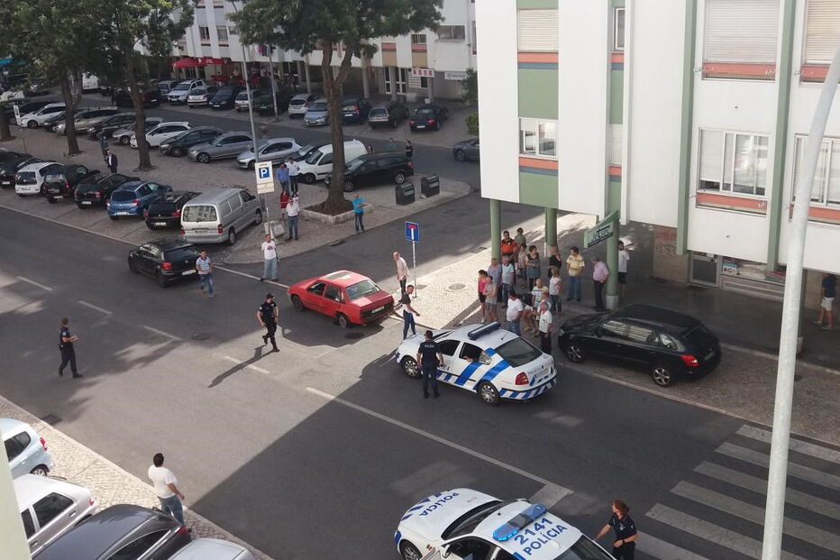 Imagens exclusiva do momento em que um dos assaltantes é acompanhado por uma agente da PSP até ao carro-patrulha 