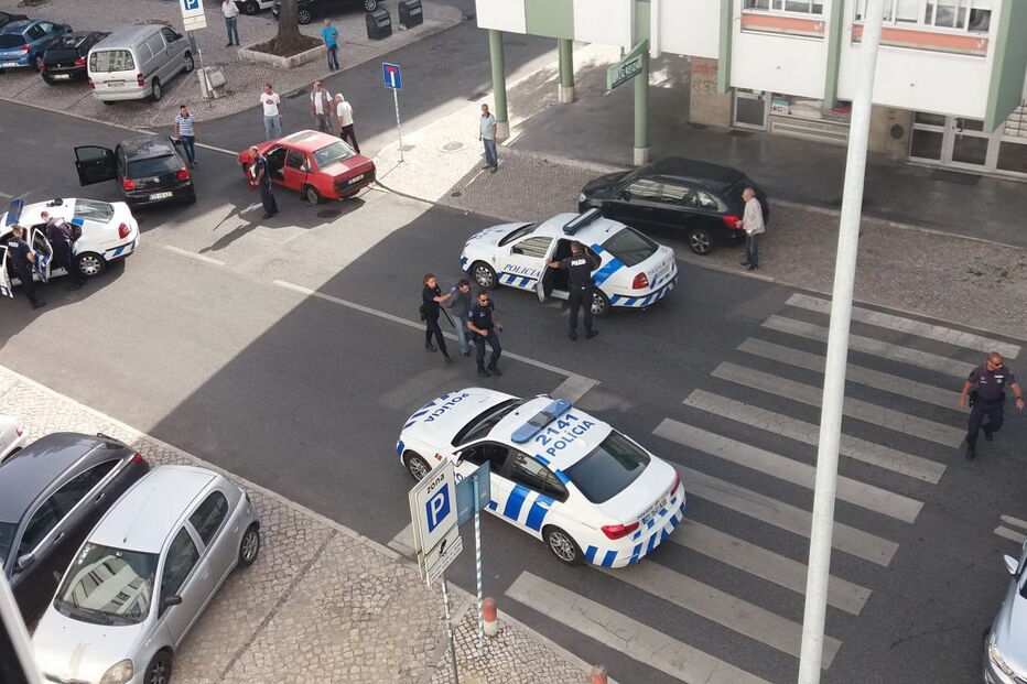 Imagens exclusiva do momento em que um dos assaltantes é acompanhado por uma agente da PSP até ao carro-patrulha 