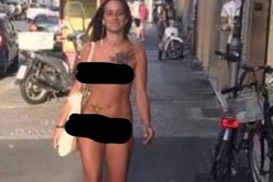 Mulher caminha nua com orgulho e confiança pelas ruas de Bolonha