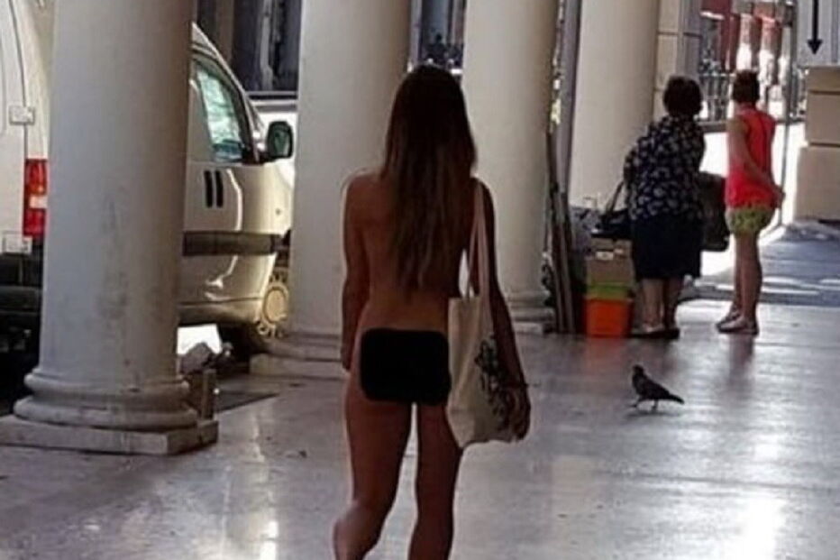 Mulher caminha nua com orgulho e confiança pelas ruas de Bolonha