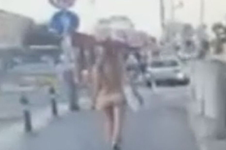 Mulher caminha nua com orgulho e confiança pelas ruas de Bolonha