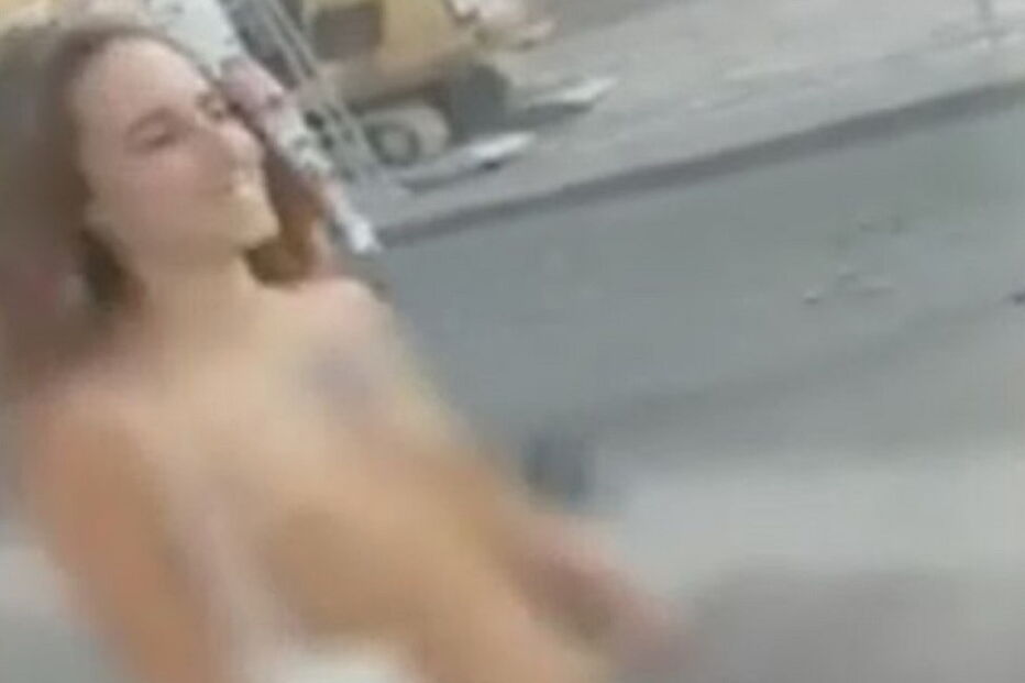 Mulher caminha nua com orgulho e confiança pelas ruas de Bolonha