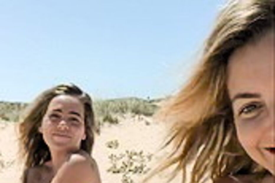 2017-07-31_23_32.03 2Atriz esteve na praia com a fadista Gisela João.jpg