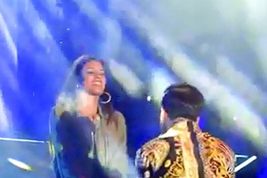 2017-07-31_23_35.01 David Carreira chamou Carolina ao palco durante um concerto.jpg