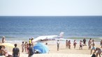 Veja as imagens da aeronave que aterrou em praia da Caparica