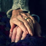 Maria Nazareth, de 98 anos, foi amarrada à cama nos últimos meses de vida