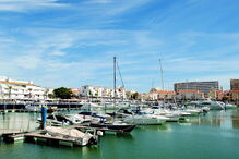 Grupo estava a atuar na zona de Vilamoura, onde foi detido, depois de tentar passar mais uma nota de 20 euros