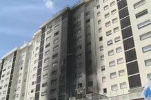 Moradores retirados devido a fogo que consumiu prédio em Sacavém