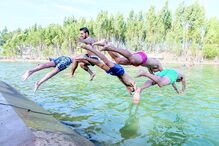 ‘Praia do canal’ recebe centenas de jovens durante Meo Sudoeste