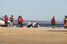 Homem e criança morrem atingidos por avioneta em praia