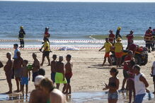 Homem e criança morrem atingidos por avioneta em praia