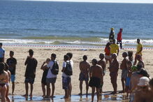 Homem e criança morrem atingidos por avioneta em praia