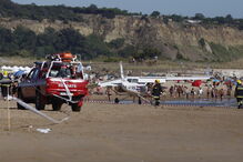Homem e criança morrem atingidos por avioneta em praia